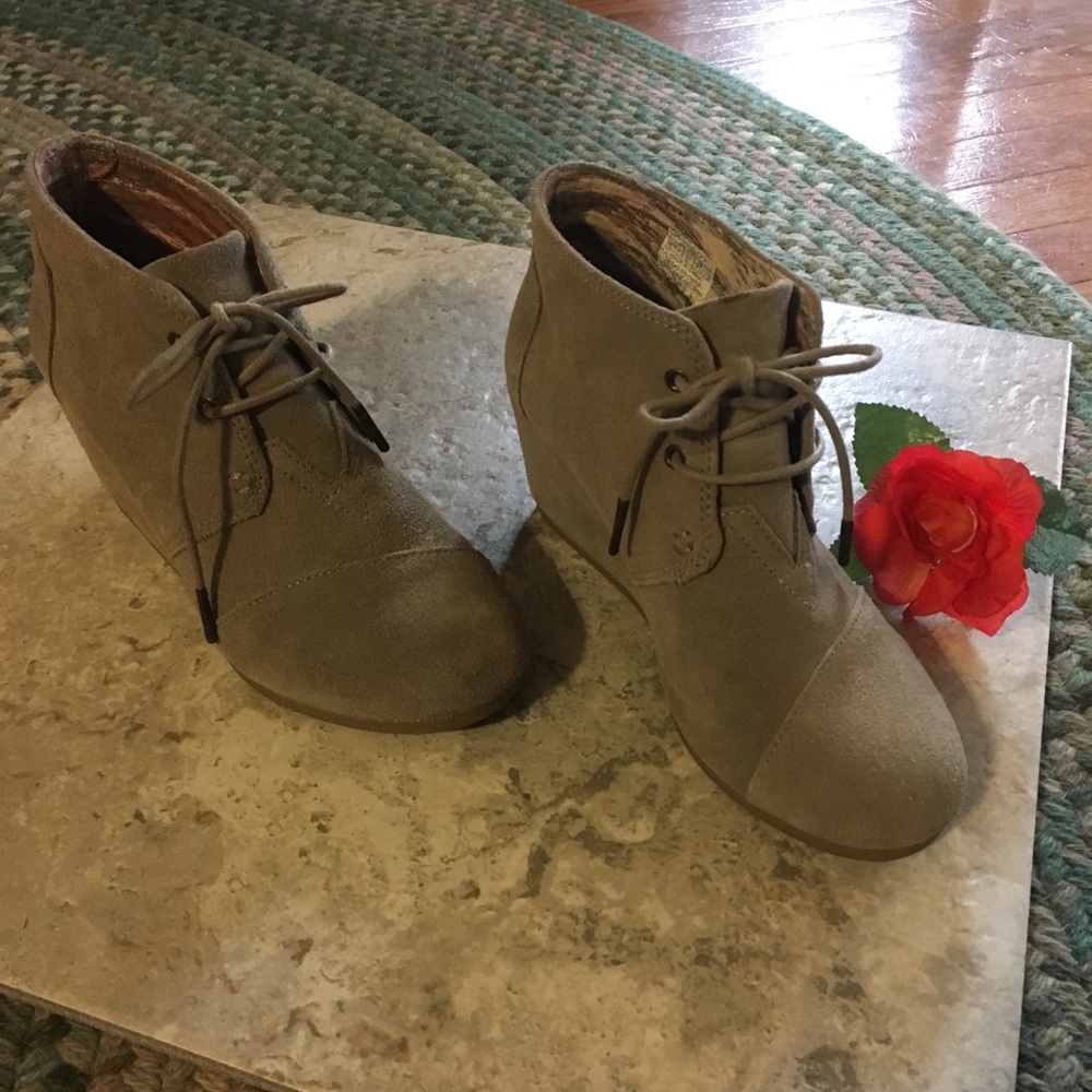 TOMS Taupe desert wedge suede lace up booties